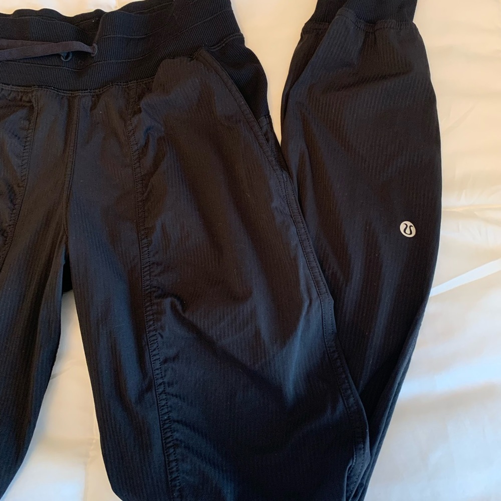 Size 2 Lululumon dance studio jogger in great condition!